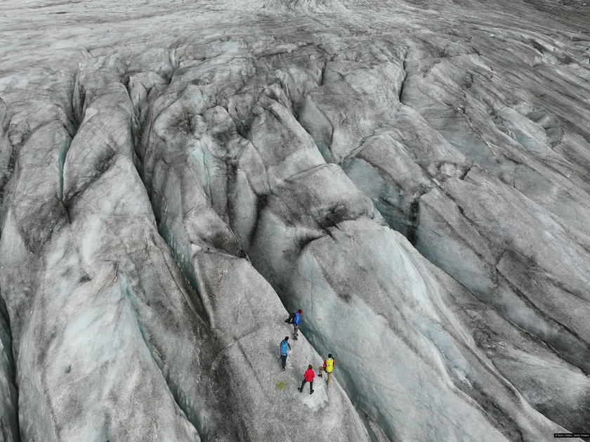 Sean Gallup / Getty Images / Vědci provádějí měření na tajícím ledovci Rhôny ve Švýcarsku