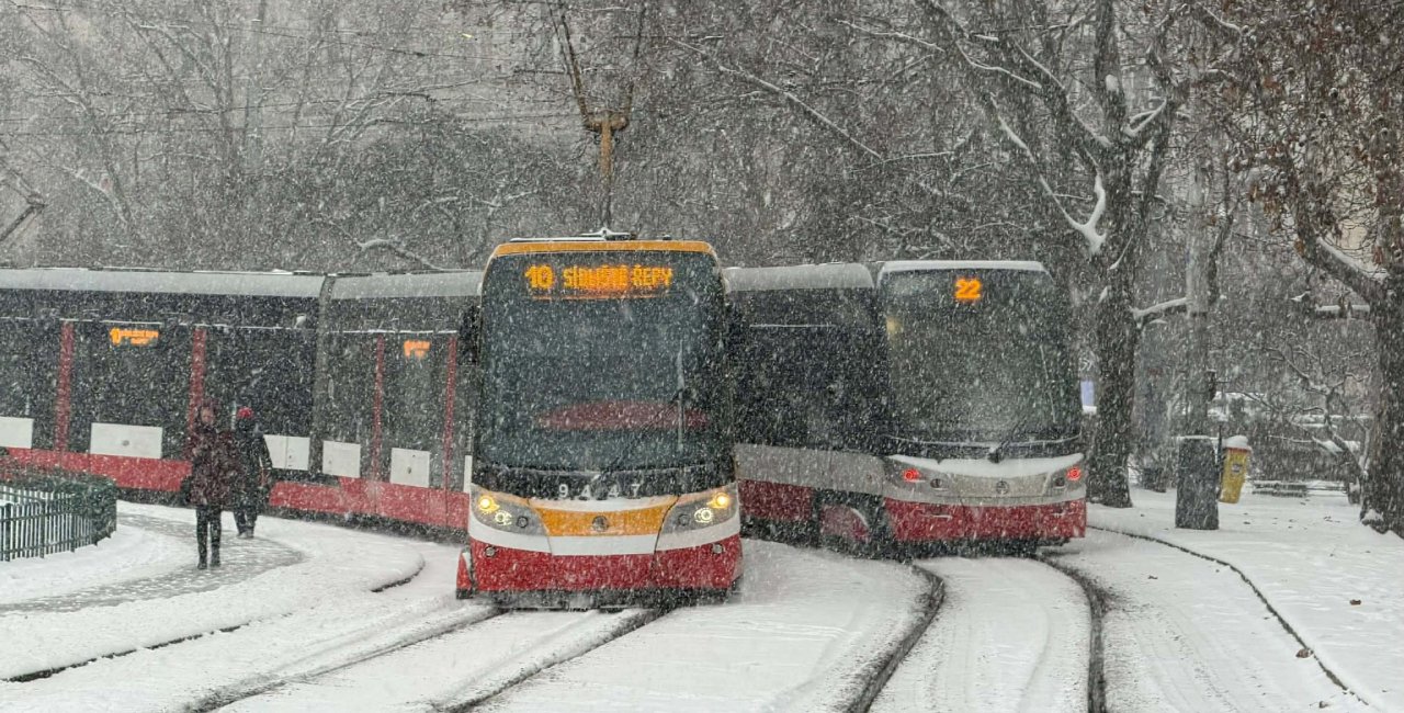 PHOTOS: Snow blankets Prague streets as public transport faces delays