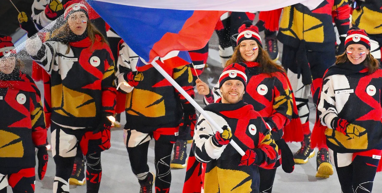 David Pastrňák raises the Czech flag at the opening ceremony. Photo: Facebook /