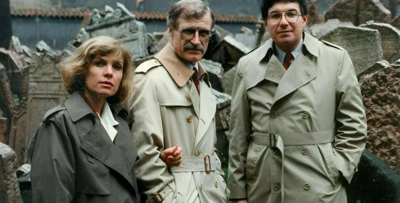 Karel Köcher (center) with wife Hana and author Ronald Kessler in 1987. Photo: Wikipedia / Ronald Kessler