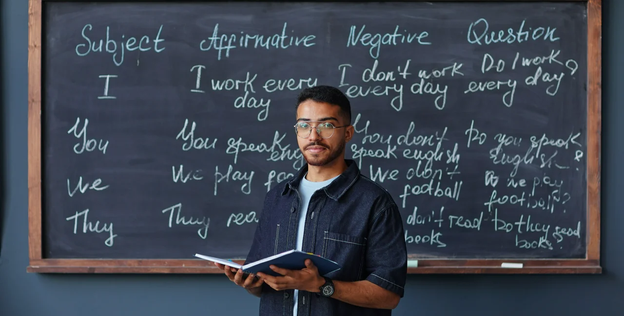 shutterstock_2676436383  JPG teacher teaching class english classroom edu