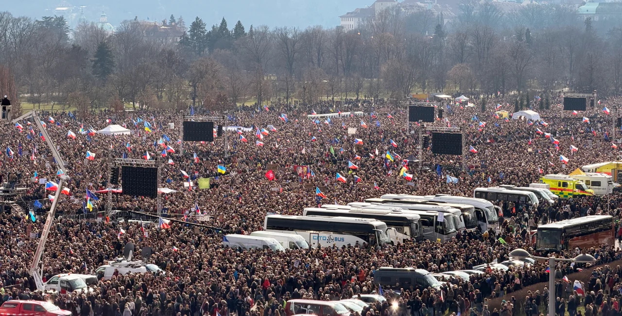 Hundreds of thousands fill Prague's Letná Plain to protest Czech government