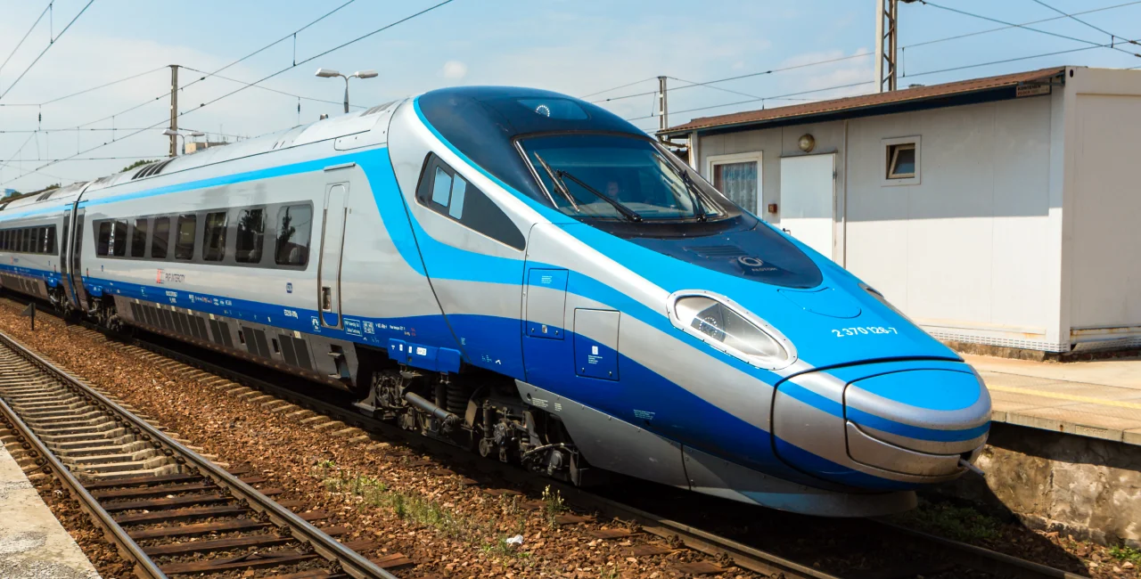 Polish Pendolino debuts on Czech rails with near-capacity morning run to Prague
