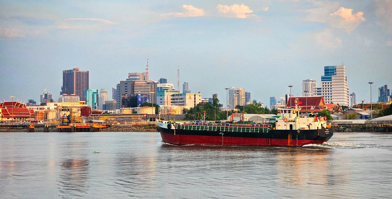 Strait of Hormuz. Photo: Shutterstock / somkanae sawatdinak