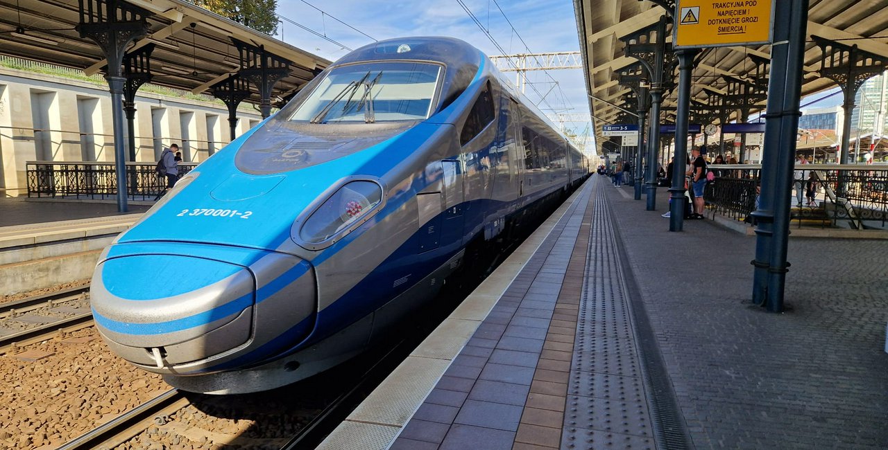 Polish Pendolino debuts on Czech rails with near-capacity morning run to Prague