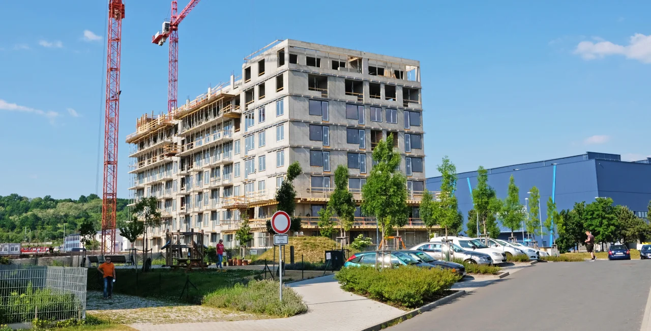 Apartment complex in Prague 9 under construction. Photo: Shutterstock / zuzapigeon