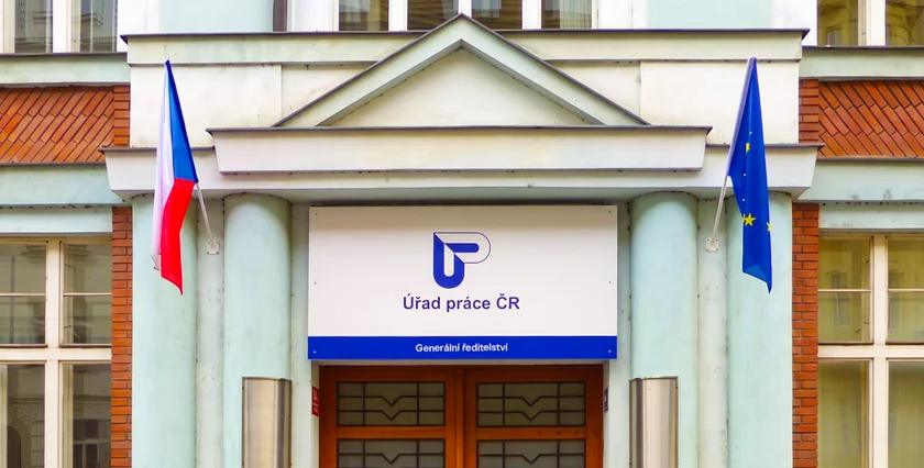 Can you work while receiving unemployment benefits in Czechia?