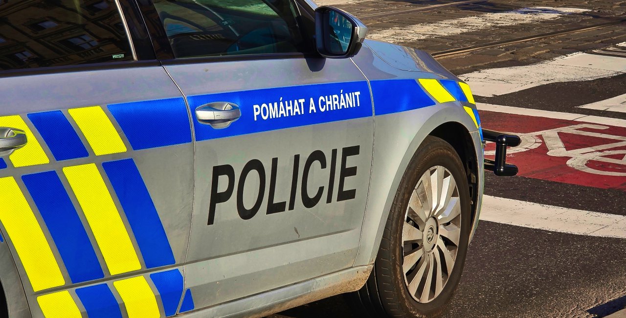 Widespread bomb threat targets 400 Czech government offices and shopping ...
