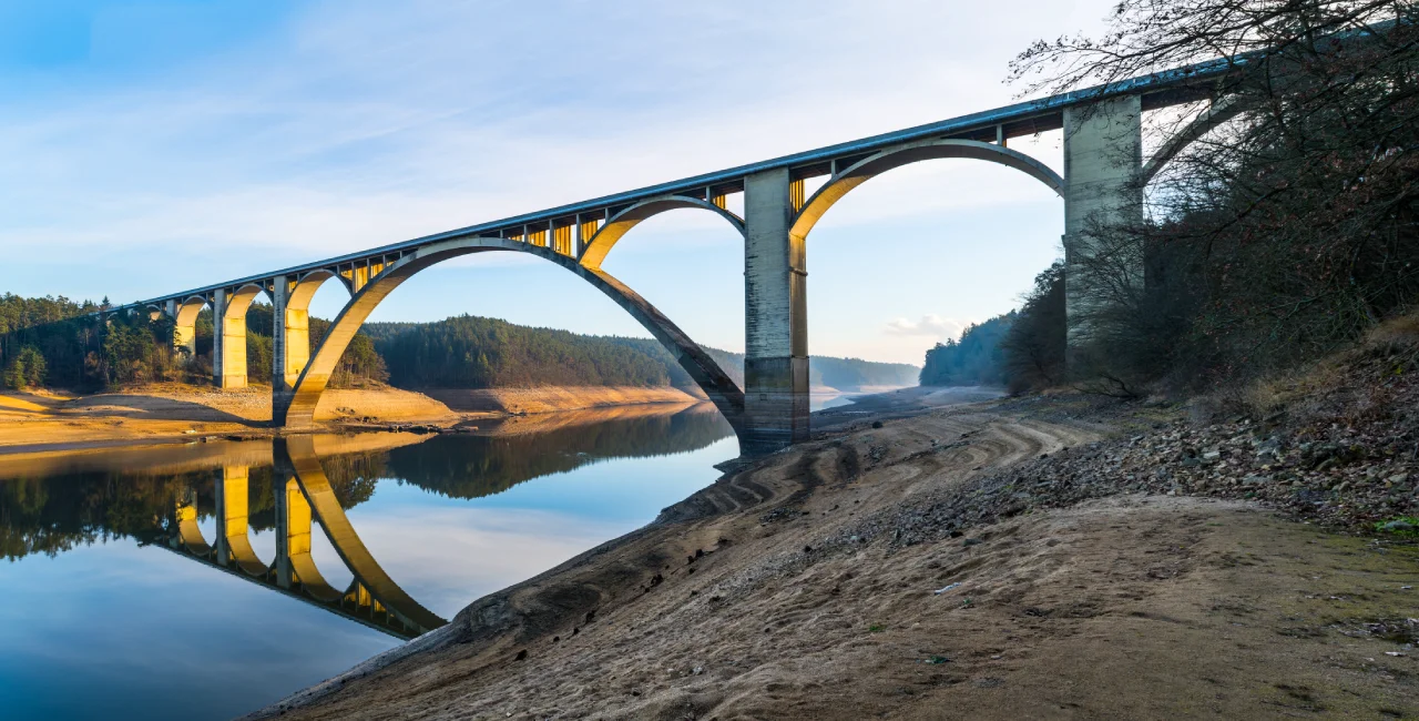 Concrete bridge by the Orlík Reservoir. Photo:
