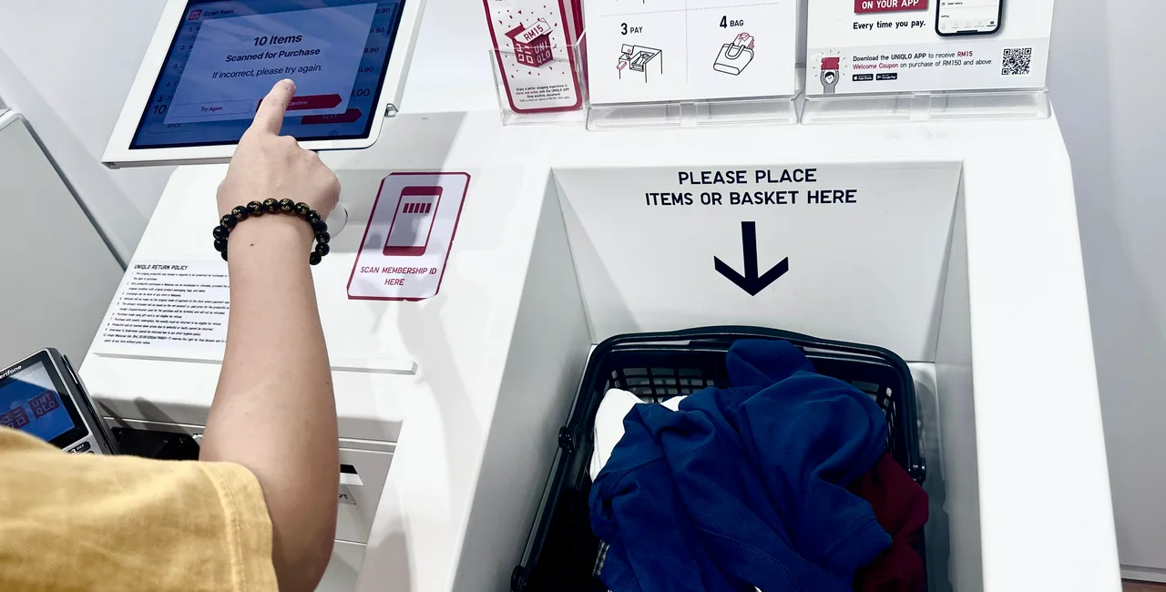 Uniqlo checkout in Malaysia: Shutterstock/jennywonderland