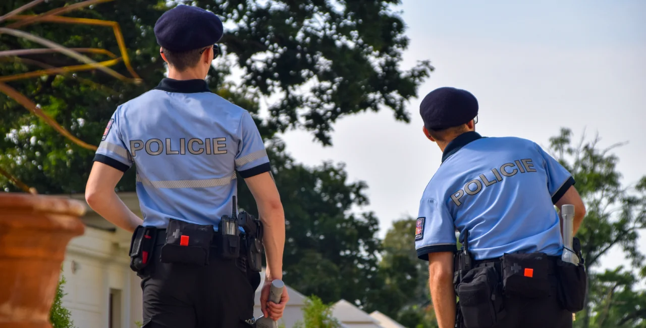 Czech police on patrol at Prague Castle. Photo: NGCHIYUI / Shutterstock.com