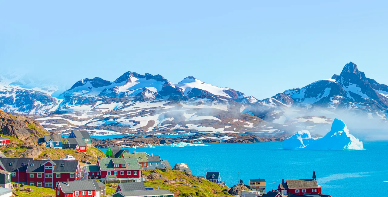 Icebergs by the coast of Greenland. Photo: Shutterstock / muratart
