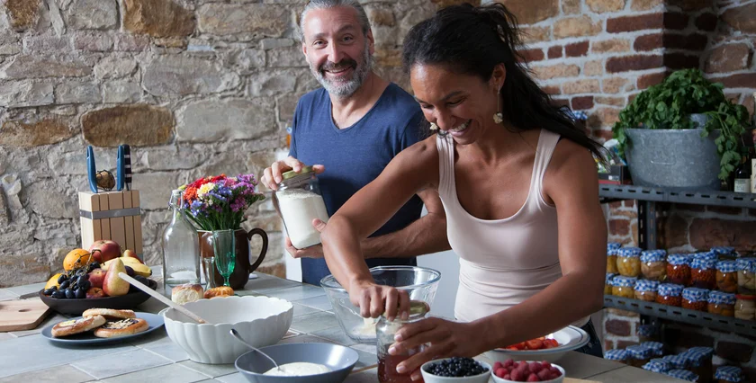 Aida and Bret cooking together in the Good Mood Food studio in Karlín.