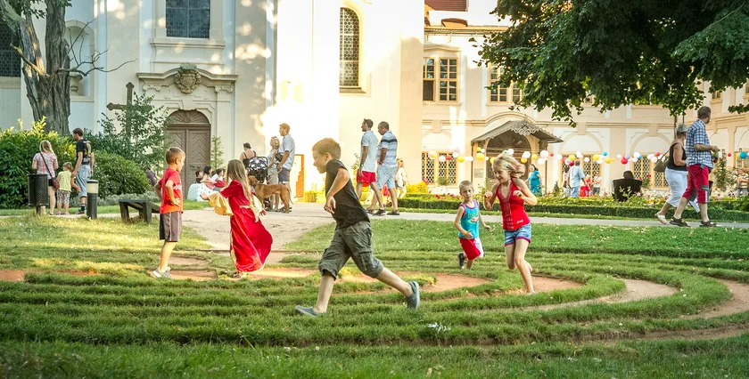 Kids exploring the turf maze at Loučeň Chateau’s Labyrintárium, a unique 16-hectare park designed by Adrian Fisher just 45 minutes from Prague.