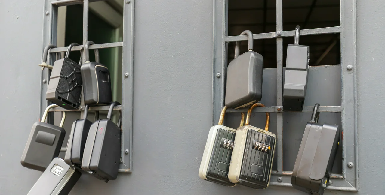 Short-term self-check-in. Photo: Shutterstock / Eduard Valentinov
