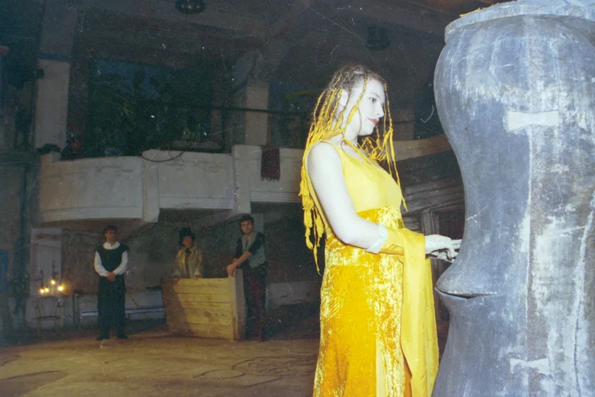 Petra Lustigová with a sculpture by Jiří Beránek, who lent the backdrops to the new ensemble. Photo: Linhart Foundation Archive