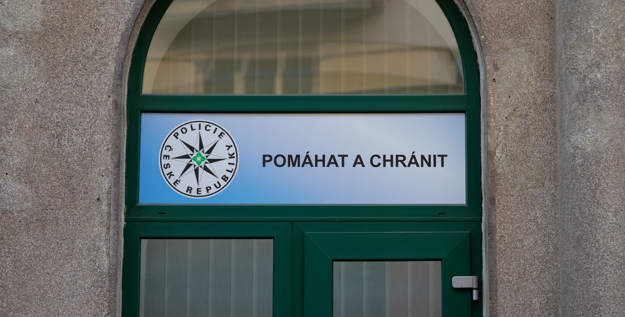 Prague police seek man accused of threatening tram passengers with knife