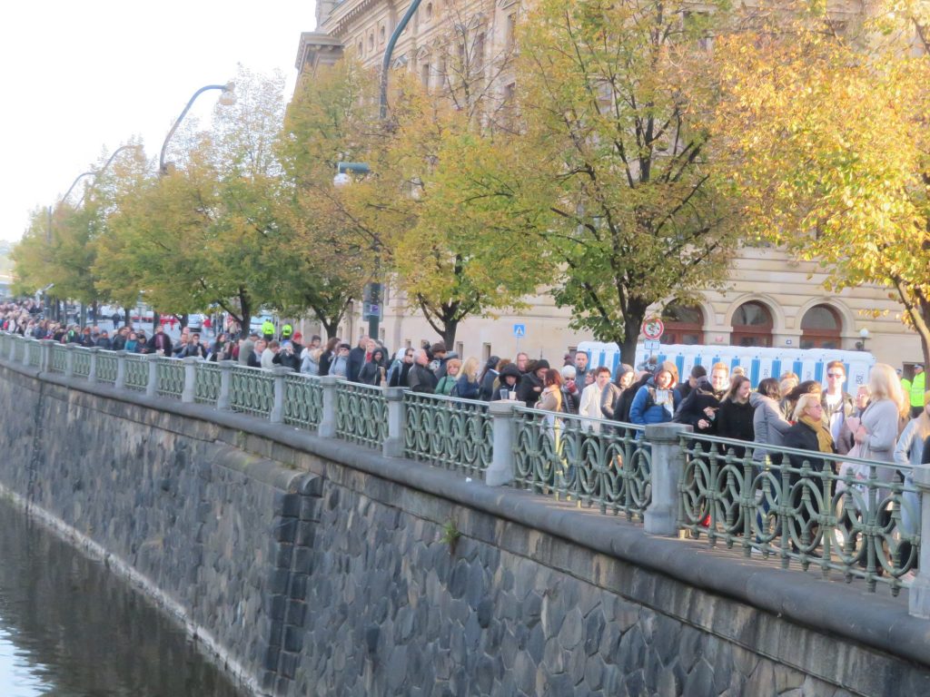 Thousands of fans line up to pay their respects to Karel Gott; via Raymond Johnston