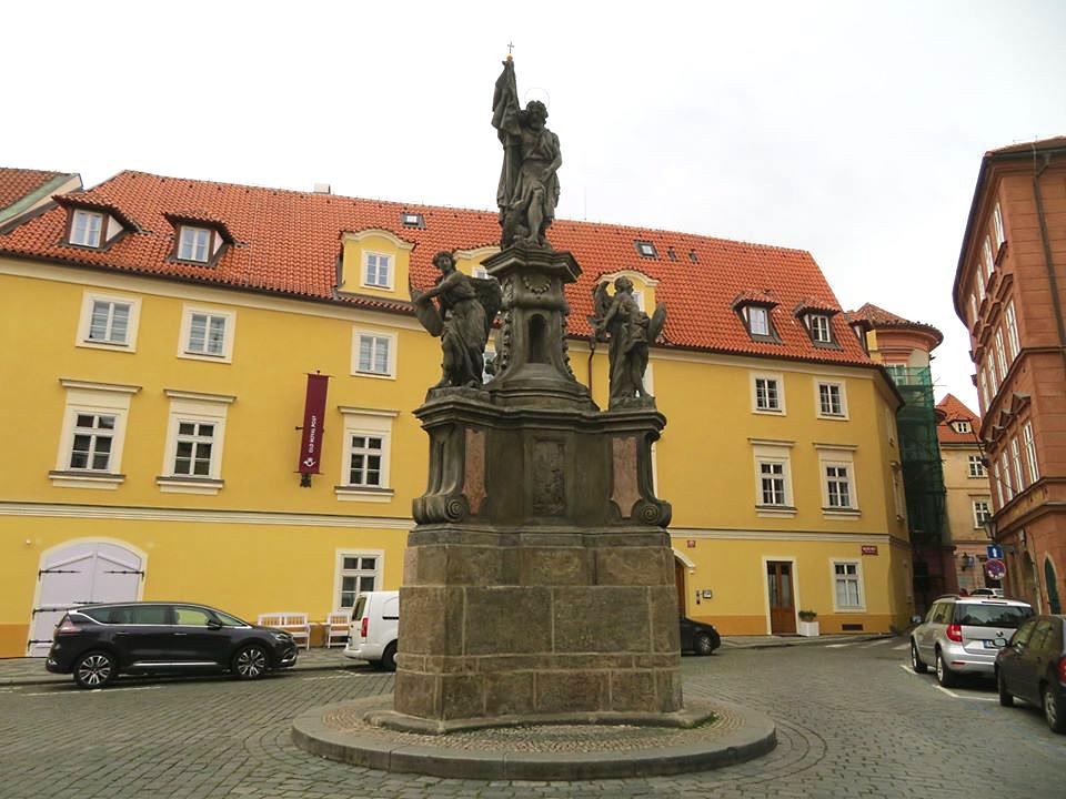 maltezske namesti column