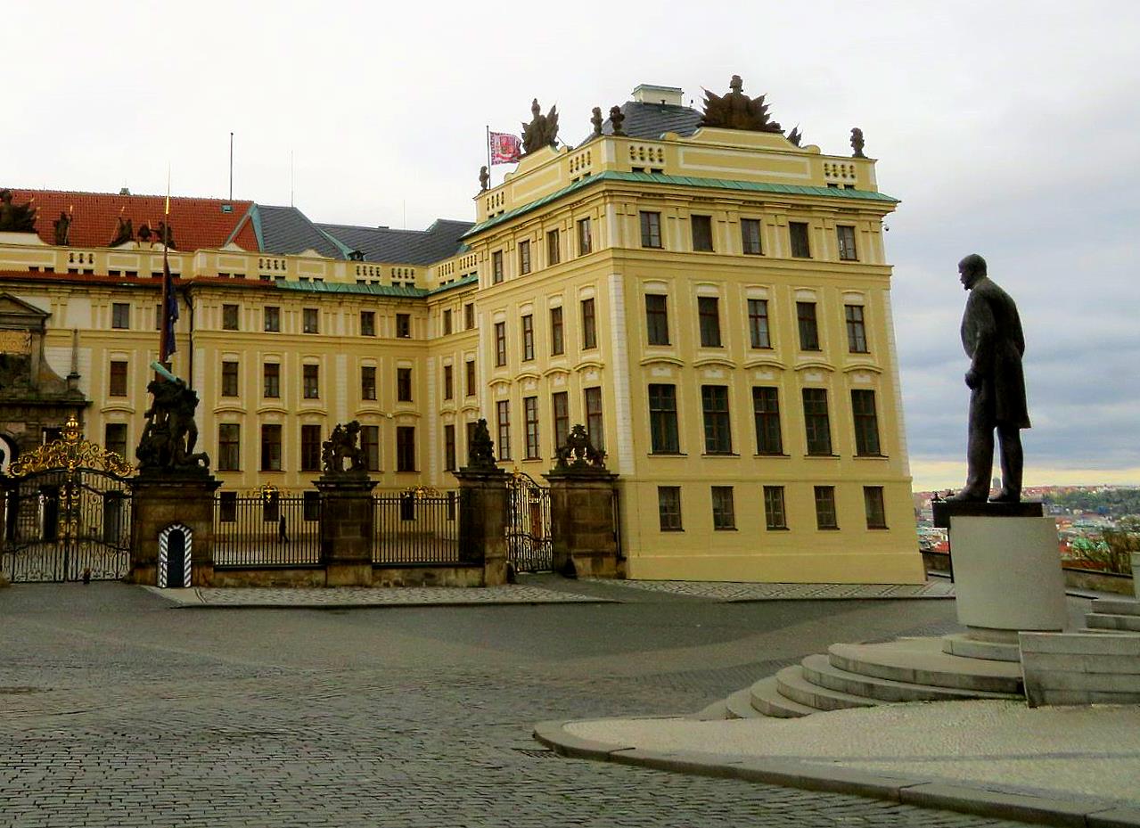 masaryk statue prague castle