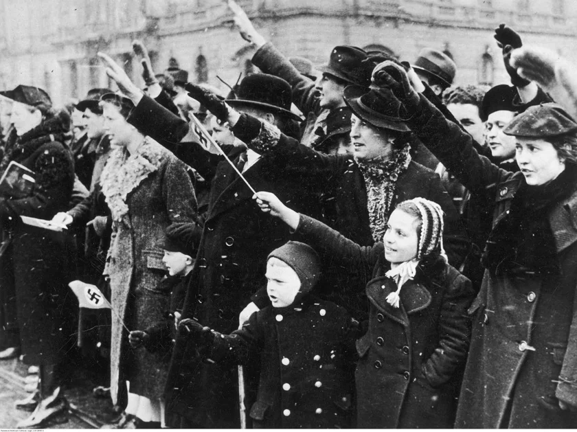 People welcome German troops in Brno on March 16, 1939. (Photo: Bundesarchiv, CC BY-SA 3.0 de)